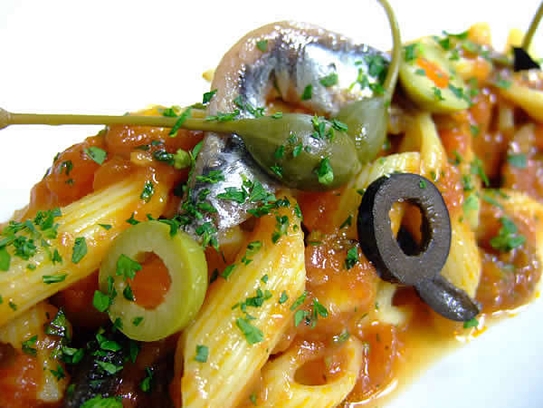 Penne (pasta) con tomates, aceitunas, boquerones y alcaparras