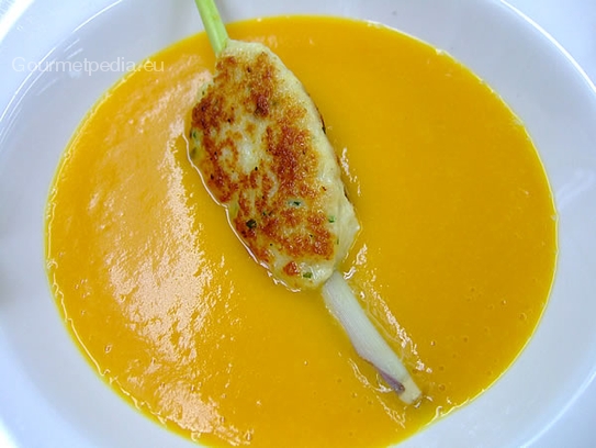 Crema de calabaza con fricadela de trucha en brocheta de citronela