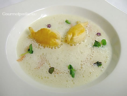 Sopa de apio con trozos de salmón y berro