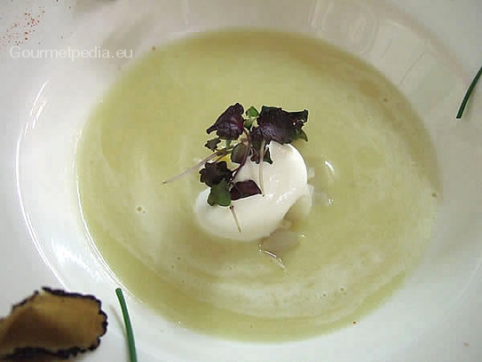 Potage crème de topinambours et pommes de terre aux truffes noires