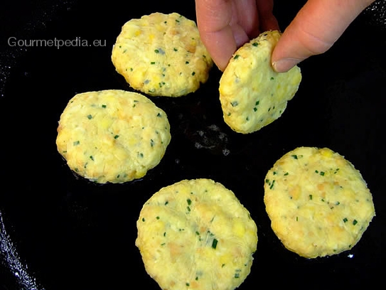 Die flachen Knödel in einer beschichteten Pfanne in etwas Öl anbraten