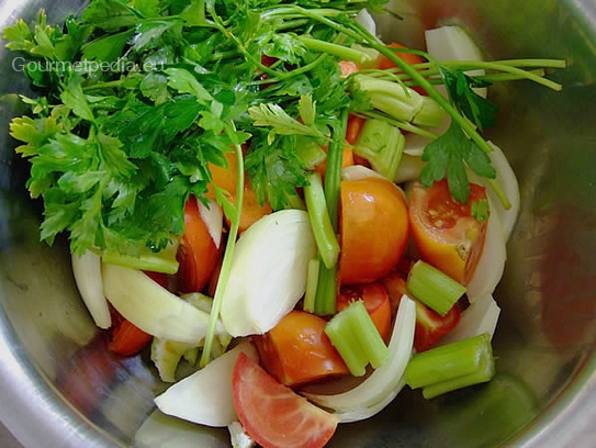 Gemüse wie Karotten, Zwiebel, Sellerie, Tomate und Petersilie waschen, putzen, schälen und in Stücke schneiden