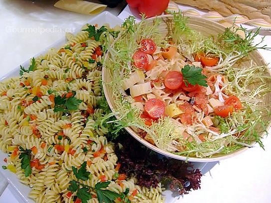 Insalate di pasta con verdure, peperoncini, aglio, prezzemolo e olio d’oliva