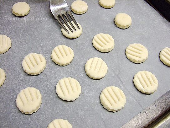 Das Innenteil vom Kranz mit der Gabel eindrücken und als Deckel für die Pasteten backen