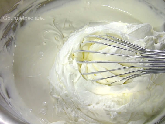 Das weiße Mascarponemousse nach Rezept vorbereiten