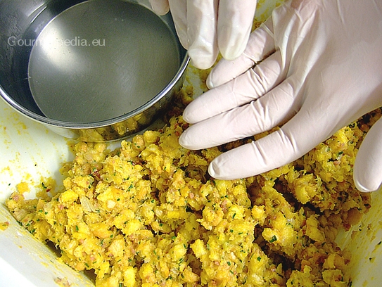 Zum Knödel formen am besten Handschuhe verwenden, die Handfläche mit Wasser leicht befeuchten