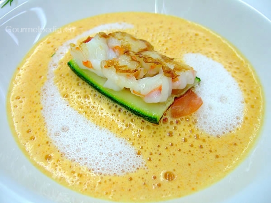 Crema di peperoni con tartara di gamberoni sauté su manto di zucchini%