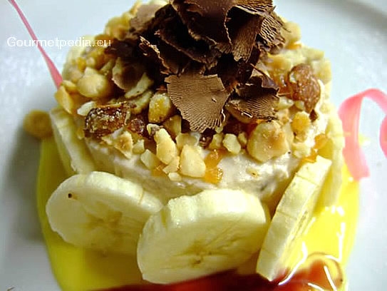 Banana mousse with vanilla sauce and red wine essence