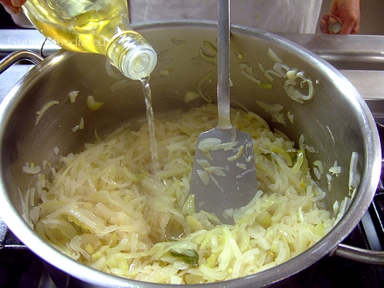 Die gedünsteten Zwiebel mit dem Weißwein aufgießen, einkochen und Essig beigeben, abschmecken