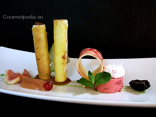 „Cannolo“croquante de chocolat sur la purée aux figues fraîches, tartelette aux framboises