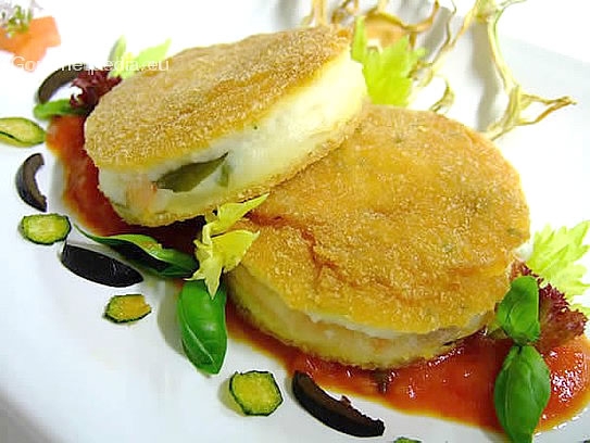 Mozzarella in carrozza su pomodoro