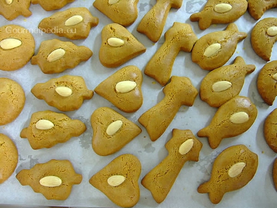 Die Lebkuchen sollen hellbraun sein, nach dem Backen auskühlen lassen und in einer Dose luftdicht verschließen