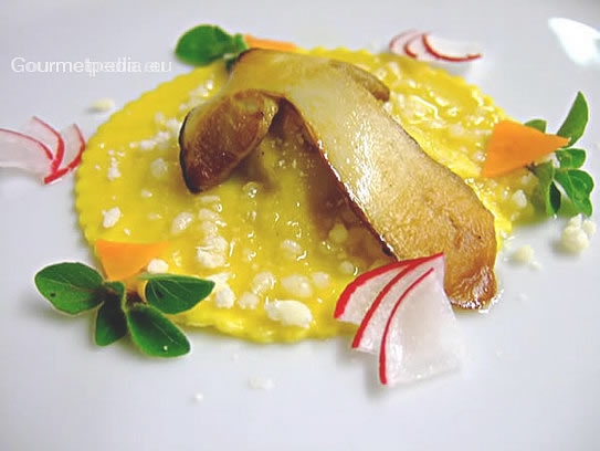 Raviolo de robellones con mantequilla derretida y parmesano