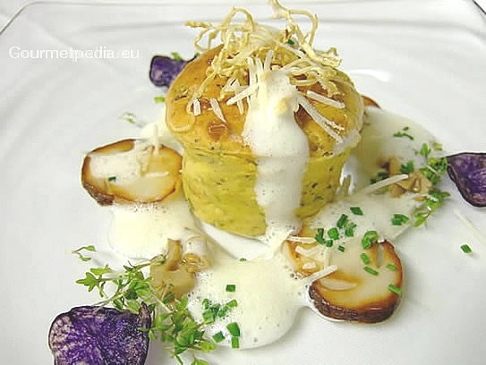 Soufflé di porcini con schiuma all'aglio