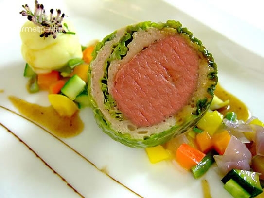 Rosbif en camisa de foie-gras sobre verduras salteadas y puré de patata