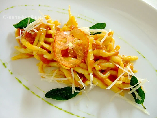 Strigoli (pasta) con salsa de tomate a la salvia