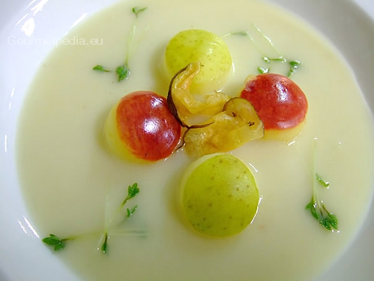 Cream of celery soup with Calvados and apples