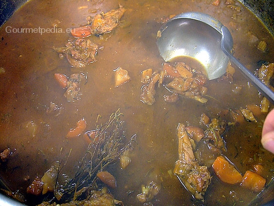 Kochen lassen und Fett abschöpfen