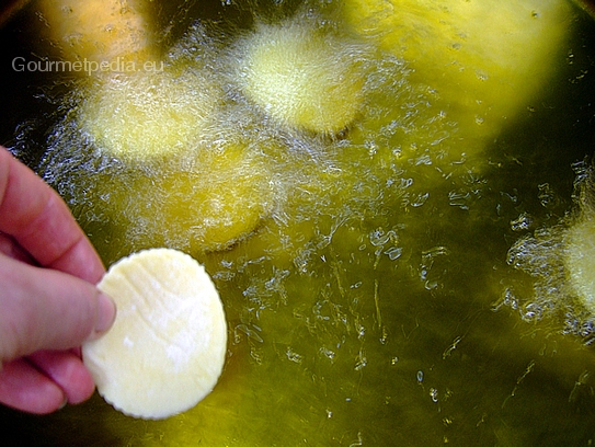 Die Kartoffelblattln in das heiße Öl eintauchen