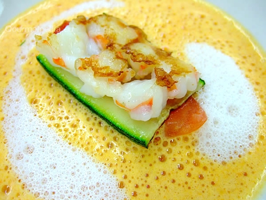 Crema di peperoni con tartara di gamberoni sauté su manto di zucchini%