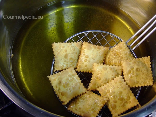 Die Teigtaschen knusprig goldgelb frittieren