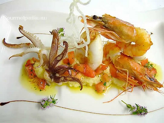 Gambas et calamar grillés avec polenta à l'huile aromatique à les tomates