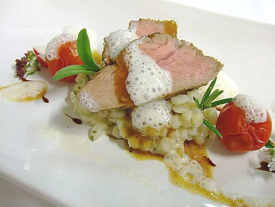 Orzotto alle erbe fresche con nocette d'agnello arrostito rosa