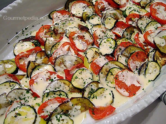 Aubergines et courgettes frites aux tomates et fromage