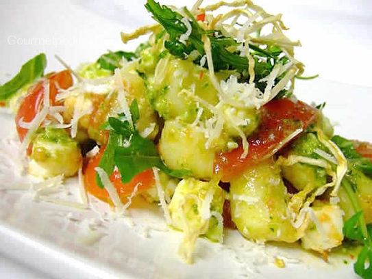 Gnocchi di patate con pesto alla rucola e pomodorini