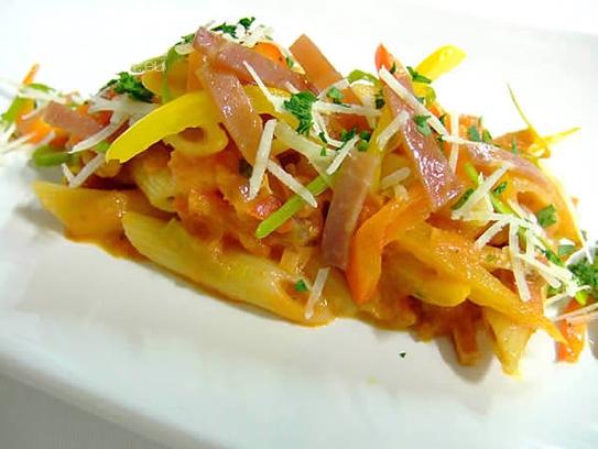 Penne alla vodka, peperoni e prosciutto