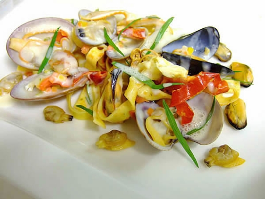 Tagliatelle con cozze e salsa al vino bianco