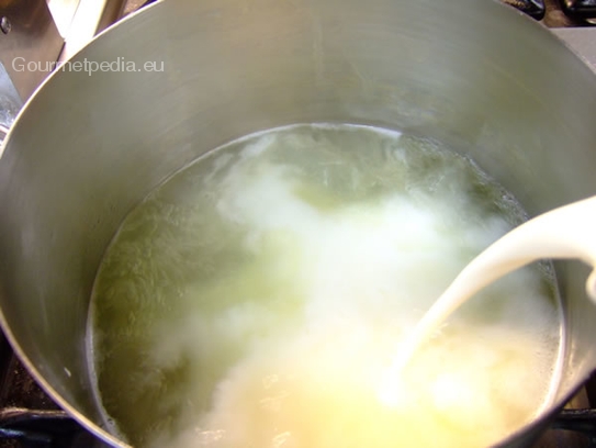 Sahne zu dem Fischfond gießen, abschmecken und binden