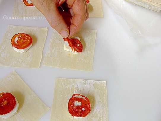 Eine getrocknete Tomatenscheibe auf den Käse legen