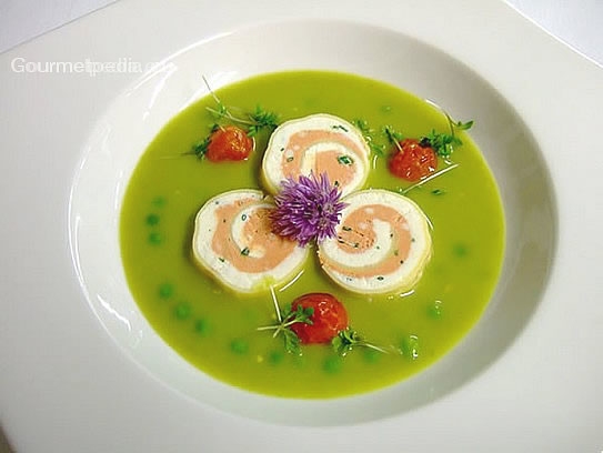 Crema di piselli con rotolo di formaggio fresco e crespella