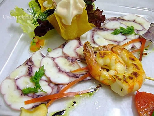 Carpaccio de pulpo su ensalada marinada con espuma de bogavante y langostinos