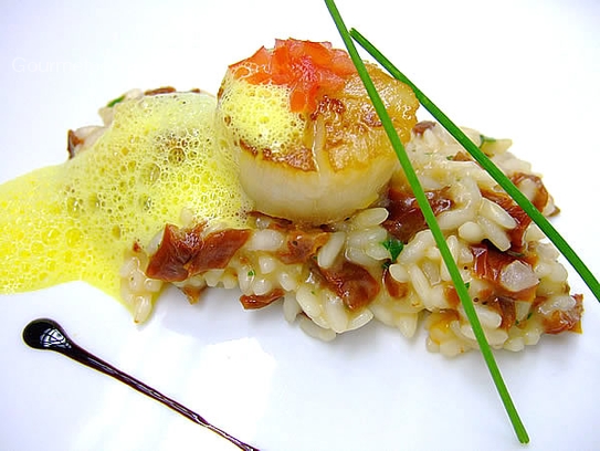 Risotto con tomates secos, vieiras a la plancha y salsa de cùrcuma