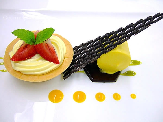 Tartaleta de crema agria con semifrío de mango y la gelatina de cacao