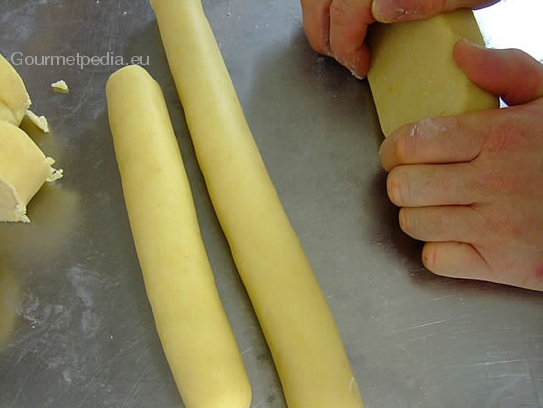 Die einzelnen Teigstücke auf wenig Mehl zu 3cm dicken Rollen formen, ist der Teig leicht brüchig, einfach nur etwas zusammen drücken