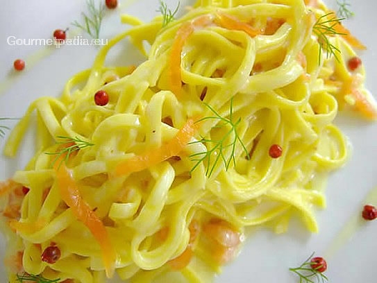 Tallarines a la crema de salmón con pimienta rosa en granos