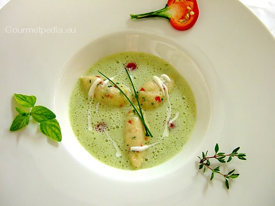 Potage crème de ciboulette avec noques de poivrons