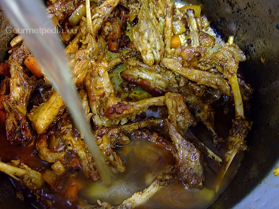 Mit Suppe oder Wasser aufgießen und zum Kochen bringen