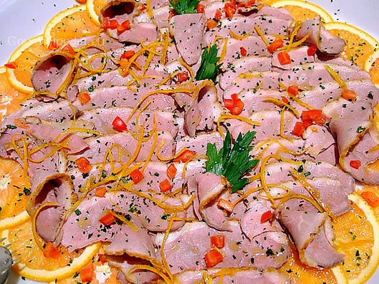 Suprême de canard rôtie sur le carpaccio de orange