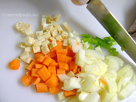 Gemüse für Sauce zuschneiden