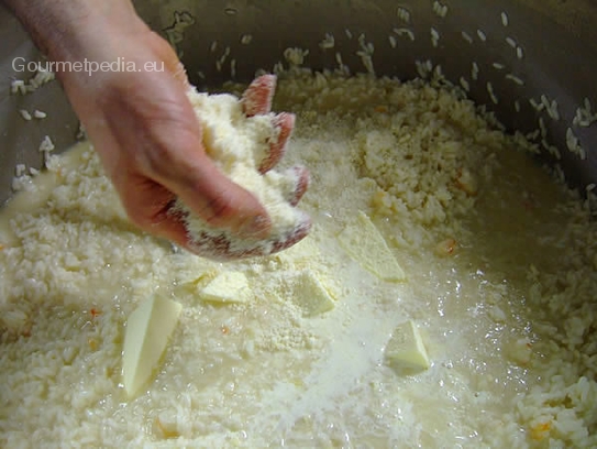 Geriebenen Parmesankäse einrühren und den Risotto noch mit Salz nach Bedarf und Pfeffer aus der Mühle abschmecken