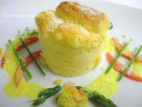 Soufflé de azafrán con salsa al cúrcuma