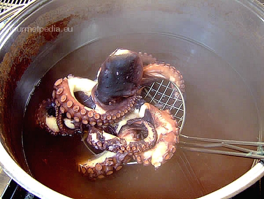 Den Octopus an den dicksten Stellen mit einem Spießchen oder einer Nadel einstechen, wenn er weich ist den Octopus aus dem kochenden Wasser nehmen