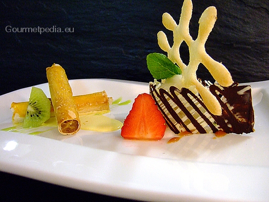 Rouleaux croquantes farcies au mousse de dattes avec la glace de gingembre