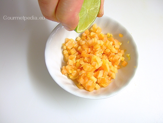 Die Papayawürfel mit dem Limettensaft und Gewürzen marinieren