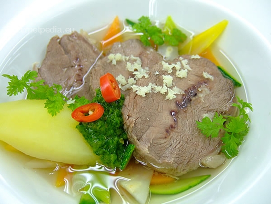 Sottospalla di vitello lessa in brodo di verdure radici con salsa verde e patate lesse