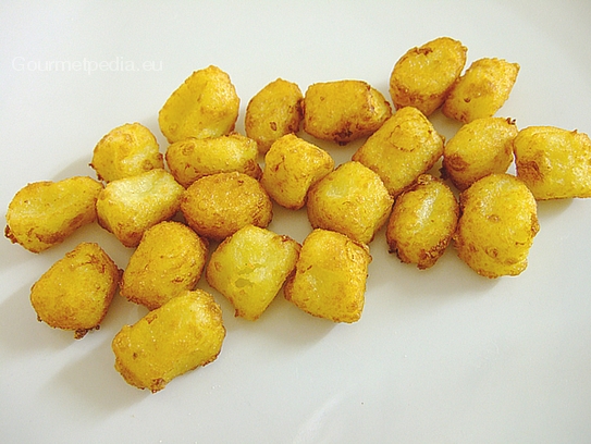 Die frittierten Kartoffelnocken heiß servieren